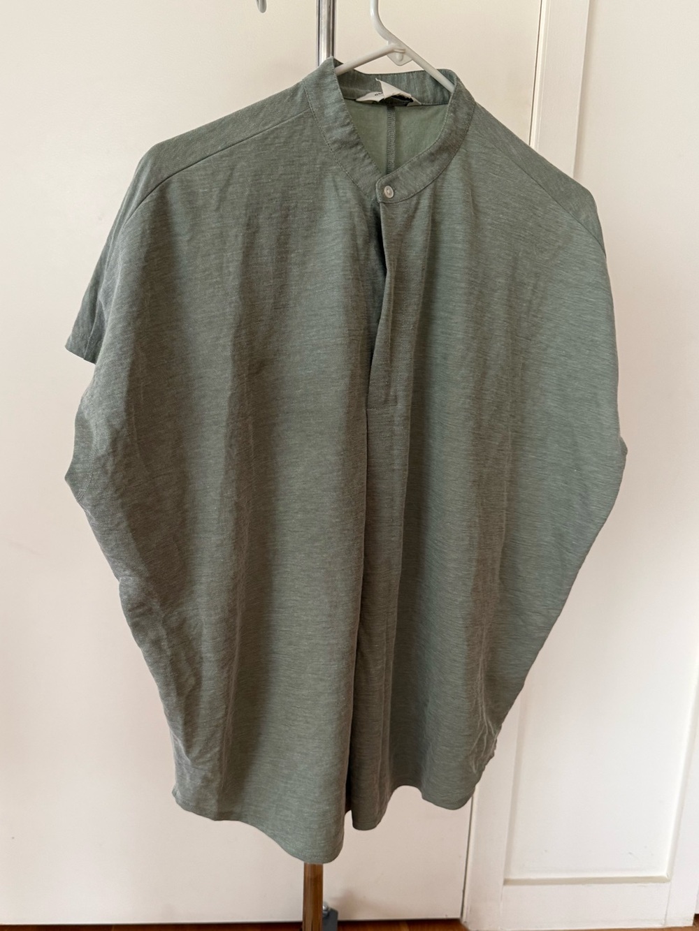 Club Monaco Women's Sage Green Bandless Asian Collar One-Button Shirt